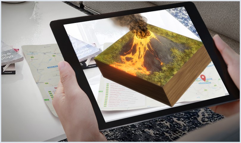 Hände halten Tablet mit 3D-Modell von Vulkan mit Aschewolke