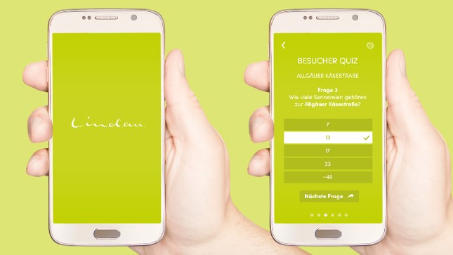 2 Hände halten jeweils ein Smartphone mit Quiz in lemongrünem Design vor lemongrünem Hintergrund